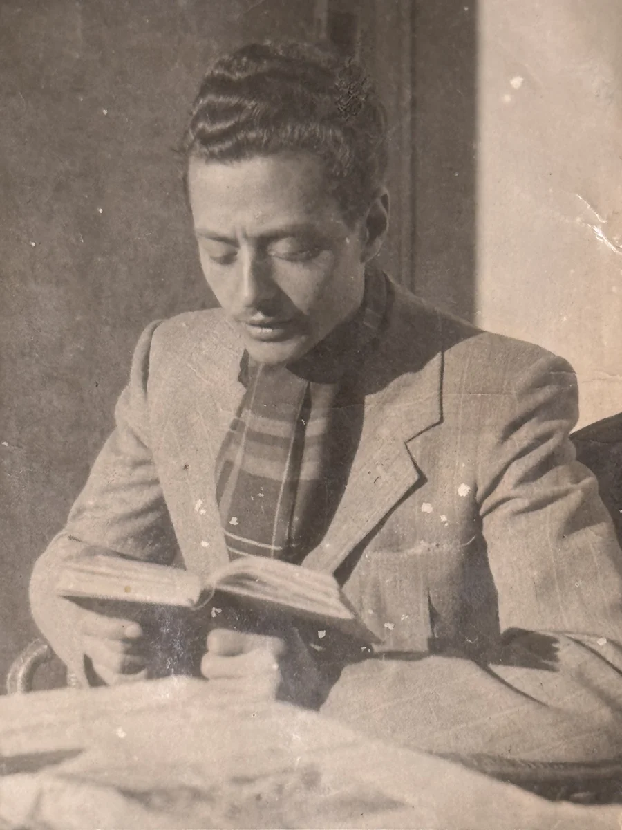 Una fotografia di lettura conservata nel fondo Alvido Lambrilli.